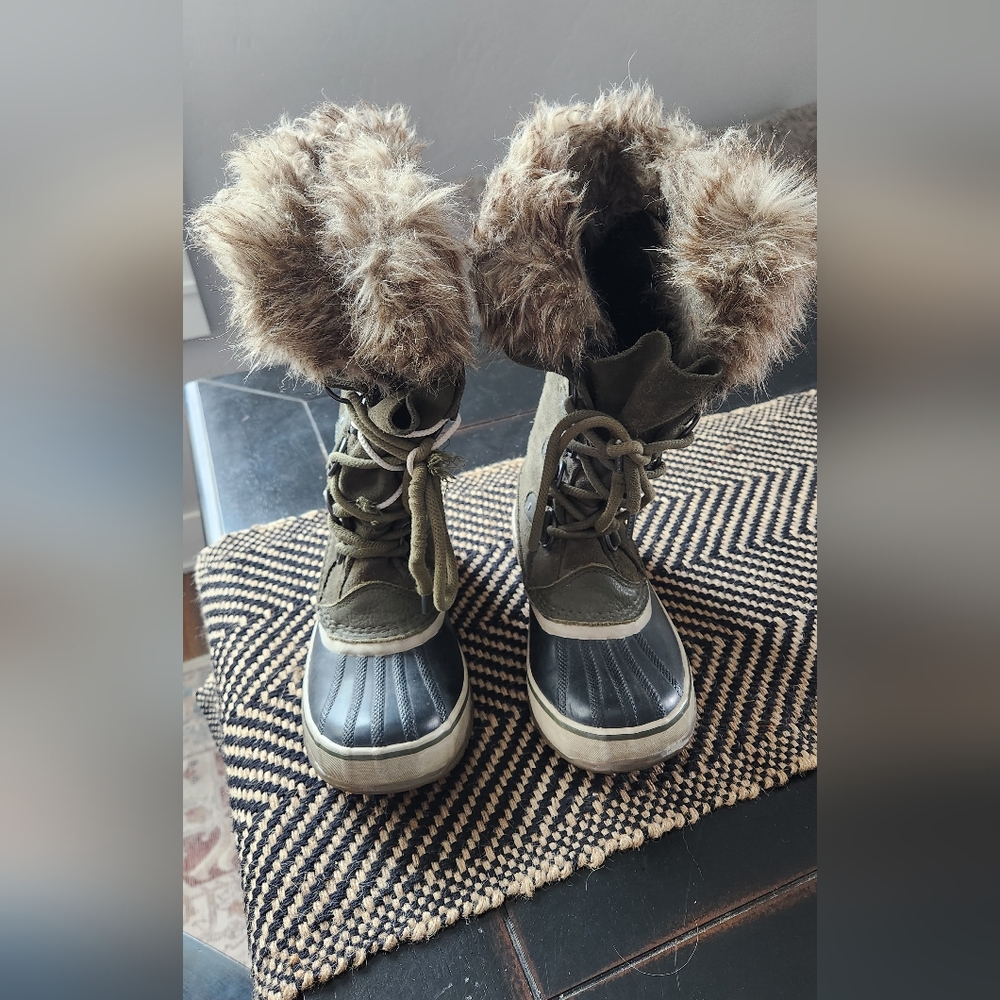 Sorel Winter Boots with Fur Trim - Green and Black